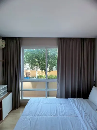Condo for rent near MRT Huai Khwang, photo 1 of 5