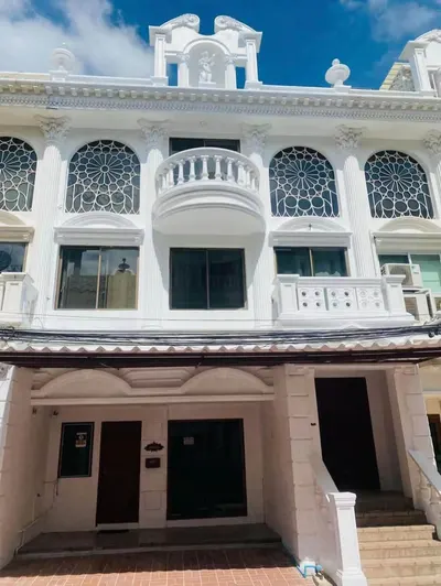 Maison de ville 4 chambres à louer près de la station MRT Sukhumvit, photo 1 sur 5
