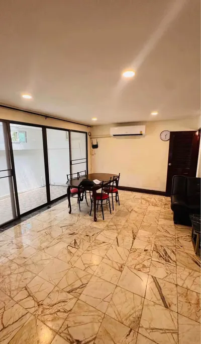 Maison de ville 4 chambres à louer près de la station MRT Sukhumvit, photo 5 sur 5