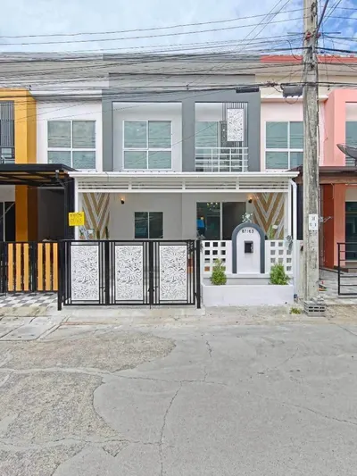 ขายทาวน์เฮาส์ 4 ห้องนอน ใกล้ ARL ลาดกระบัง รูปที่ 1 จาก 5