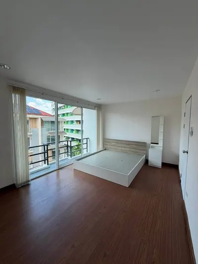 3-bed townhouse for sale near MRT Lat Phrao, photo 4 of 5