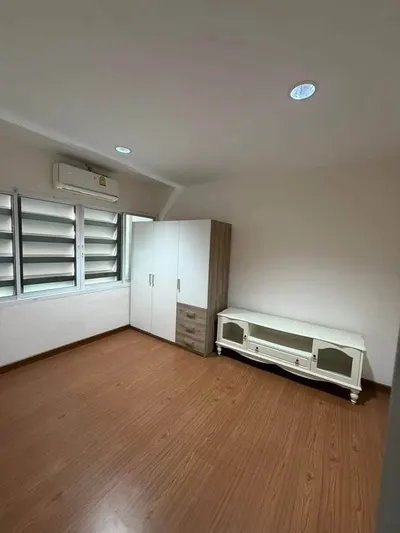 3-bed townhouse for sale near MRT Lat Phrao, photo 2 of 5