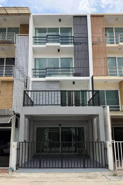 3-bed townhouse for sale near MRT Lat Phrao, photo 1 of 5