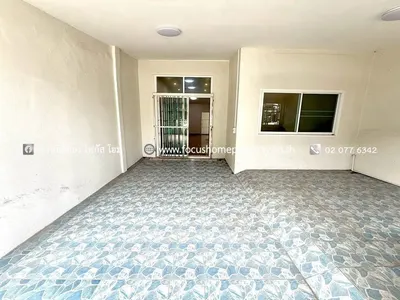 Maison de ville 2 chambres à vendre près de la station MRT Chaeng Watthana 14, photo 3 sur 5