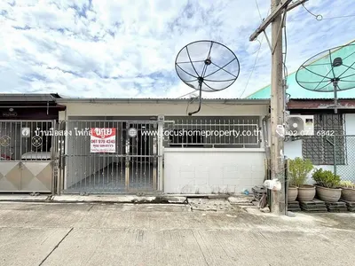 Maison de ville 2 chambres à vendre près de la station MRT Chaeng Watthana 14, photo 1 sur 5