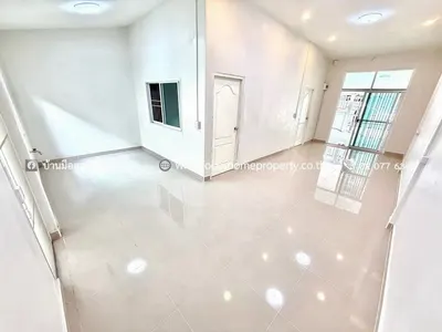 Maison de ville 2 chambres à vendre près de la station MRT Chaeng Watthana 14, photo 4 sur 5