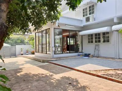 Maison 3 chambres à louer près de la station MRT Huai Khwang, photo 2 sur 5