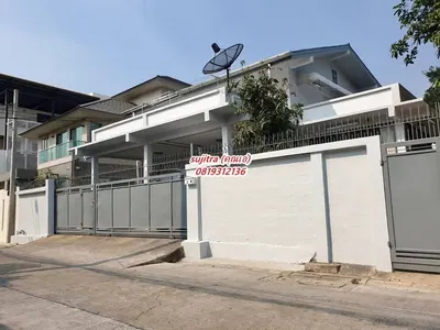 Maison 3 chambres à louer près de la station MRT Huai Khwang, photo 1 sur 5