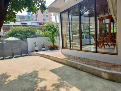 Maison 3 chambres à louer près de la station MRT Huai Khwang, photo 3 sur 5