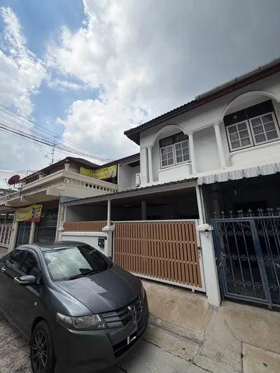 5-bed house for rent near MRT Huai Khwang, photo 1 of 5