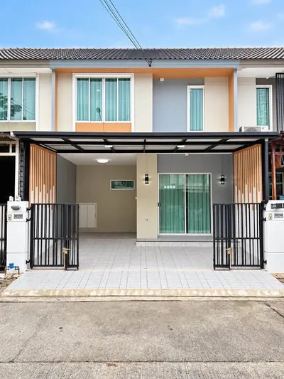 3-bed townhouse for sale in Khlong Sam Wa, photo 1 of 4