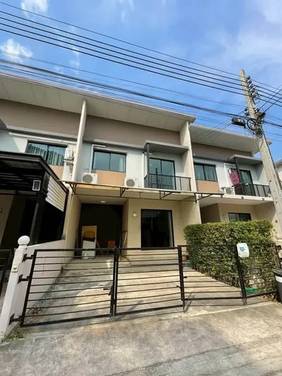 3-bed townhouse for rent near BTS Bang Na, photo 1 of 5
