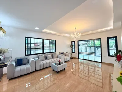 Village kc garden home的5房独栋住宅出售，第2张，共5张