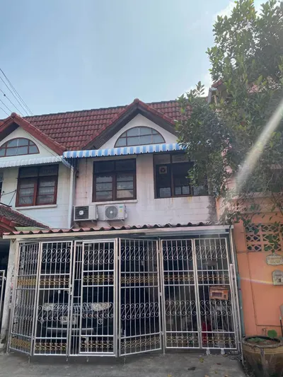 Maison 3 chambres à louer près de la station MRT Lat Phrao, photo 1 sur 5