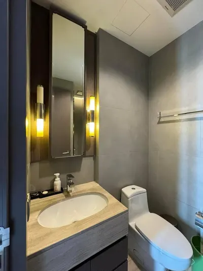 Condo 2 chambres à vendre près de la station BTS Surasak, photo 3 sur 5