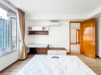 2-bed condo for rent at The Empire Place Sathon, photo 2 of 5