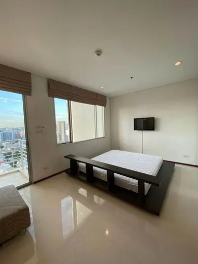 Studio condo for rent near BTS Wongwian Yai, photo 1 of 5