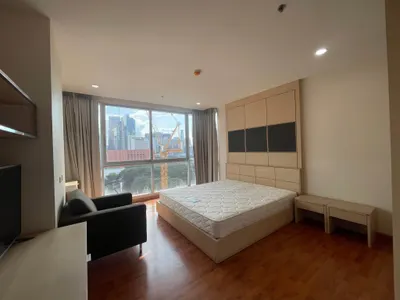 1-bed condo for rent near BTS Ratchadamri, photo 3 of 5