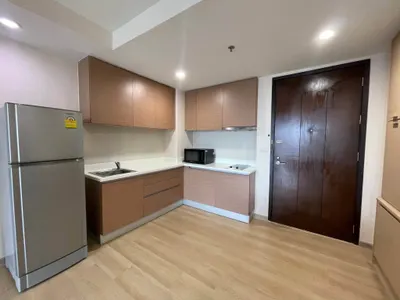 1-bed condo for rent near BTS Ratchadamri, photo 2 of 5