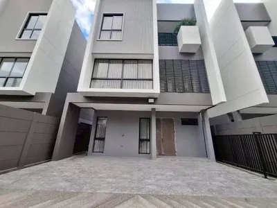MRT 叻抛101站附近的3房独栋住宅出租，第1张，共5张