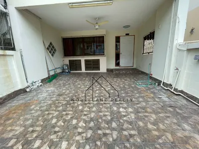 Maison de ville 3 chambres à louer près de la station MRT Huai Khwang, photo 2 sur 5