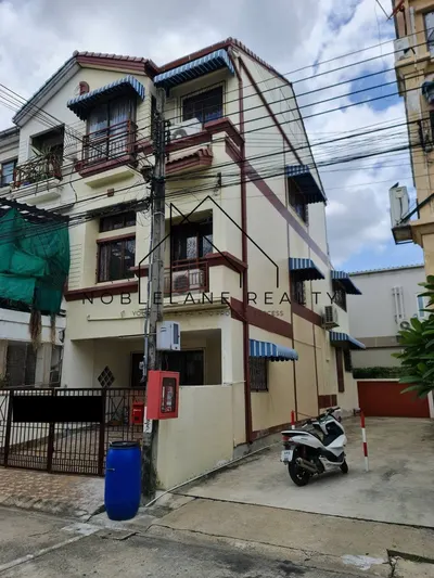 Maison de ville 3 chambres à louer près de la station MRT Huai Khwang, photo 1 sur 5