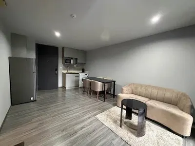 1-bed condo for rent near MRT Khlong Toei, photo 3 of 5