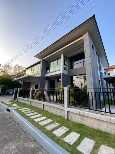 MRT 拉玛9世公园站附近的8房独栋住宅出售，第2张，共5张