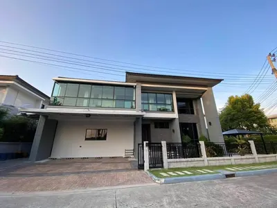 MRT 拉玛9世公园站附近的8房独栋住宅出售，第1张，共5张