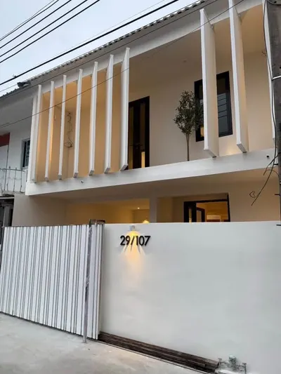 MRT 帕瓦那站附近的3房联排别墅出售，第1张，共5张