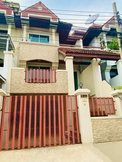 Villa Nakarinの4ベッドルームタウンハウス（賃貸）、写真1/5
