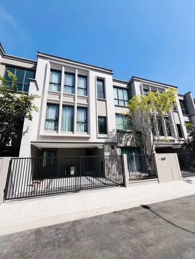 Baan Klang Muang Classe Sukhumvit 77的3房联排别墅出租，第1张，共5张