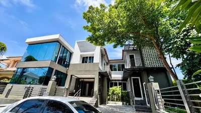 SRT 邦肯站附近的5房独栋住宅出售，第1张，共5张
