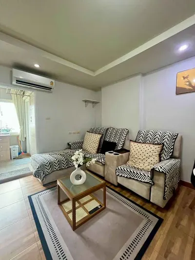 Condo 1 chambre à louer près de la station MRT Huai Khwang, photo 1 sur 3