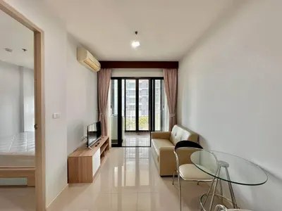 1-bed condo for rent near MRT Huai Khwang, photo 1 of 5