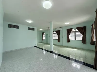 Maison 3 chambres à louer près de la station MRT Lat Phrao, photo 4 sur 5