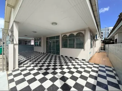 Maison 3 chambres à louer près de la station MRT Lat Phrao, photo 2 sur 5