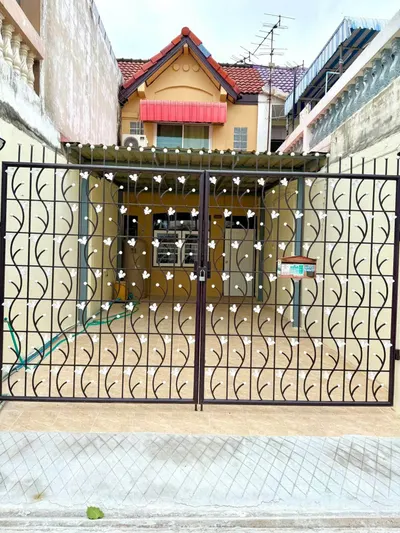 2-bed townhouse for rent near BTS Chang Erawan, photo 1 of 5