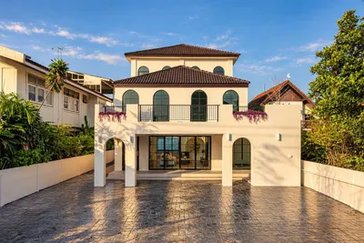 4-bed house for sale near MRT Ratchadaphisek, photo 1 of 5