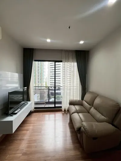 1-bed house for rent near MRT Huai Khwang, photo 1 of 5