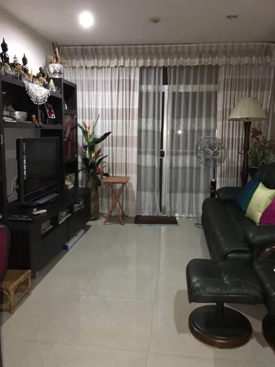 2-bed condo for sale near MRT Huai Khwang, photo 2 of 5