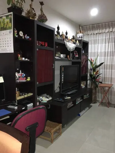 2-bed condo for sale near MRT Huai Khwang, photo 1 of 5