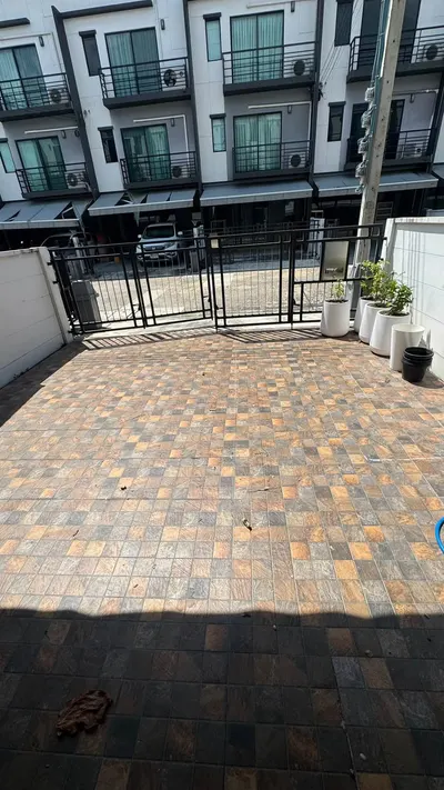 Maison de ville 3 chambres à vendre près de la station MRT Bang Rak Yai, photo 2 sur 5