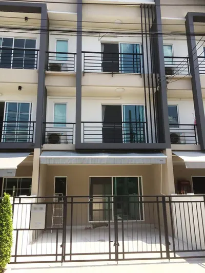Baan Klang Muang Classe Sukhumvit 77的3房联排别墅出租，第1张，共5张