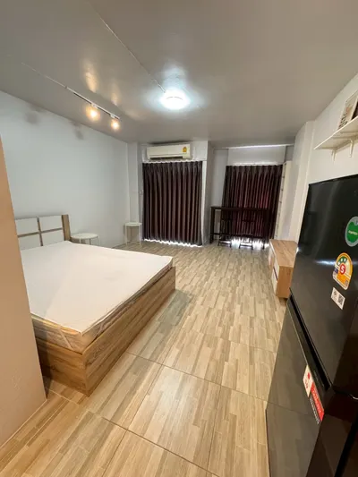 Studio à louer près de la station MRT Lat Phrao, photo 1 sur 5