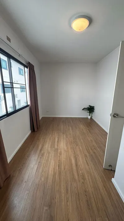Maison de ville 3 chambres à vendre près de la station MRT Bang Rak Yai, photo 3 sur 5