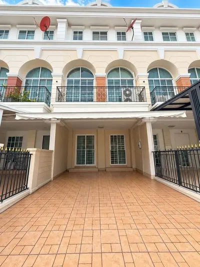 3-bed townhouse for rent at Plus City Park Rama 9 - Hua Mark, photo 1 of 5