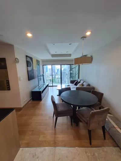 Condo 2 chambres à louer près de la station BTS Sala Daeng, photo 2 sur 5