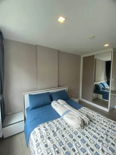 Condo 1 chambre à louer près de la station MRT Huai Khwang, photo 3 sur 5