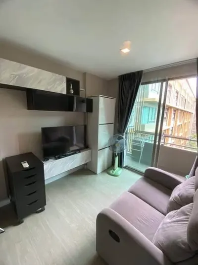 Condo 1 chambre à louer près de la station MRT Huai Khwang, photo 1 sur 5